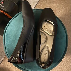 Gloria Vanderbilt Black Flats with Glossy Trim